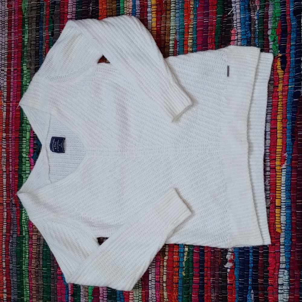 Off white sweater by Abercrombie & Fitch